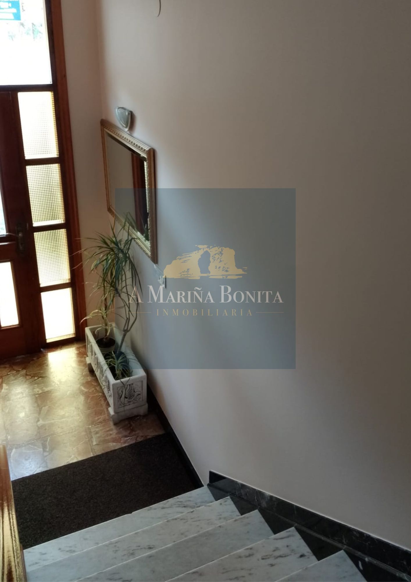 ¡SE VENDE PISO CON BAJO COMUNICADO CERCA DE LA PLAYA!