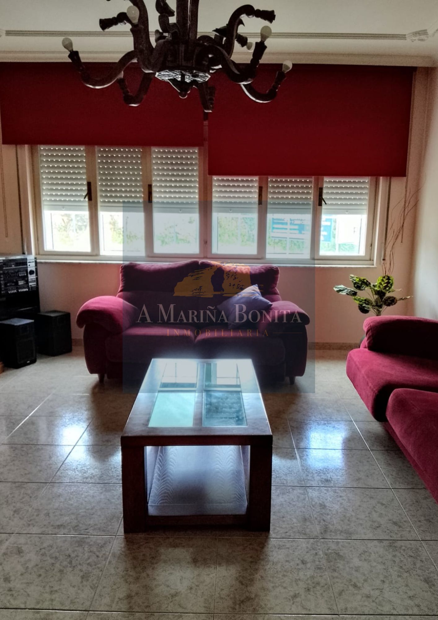 ¡SE VENDE PISO CON BAJO COMUNICADO CERCA DE LA PLAYA!