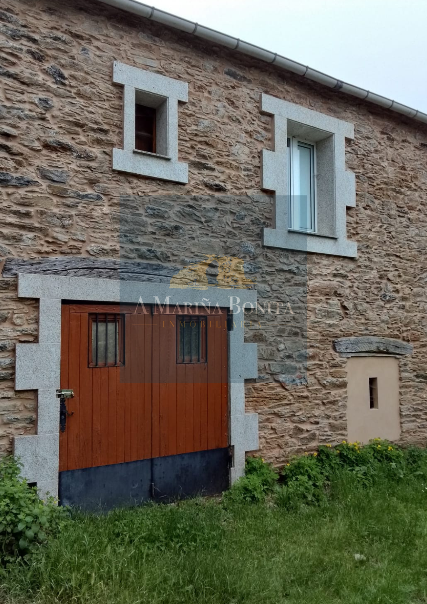 SE VENDE ENCANTADORA CASA DE ESTILO RÚSTICO